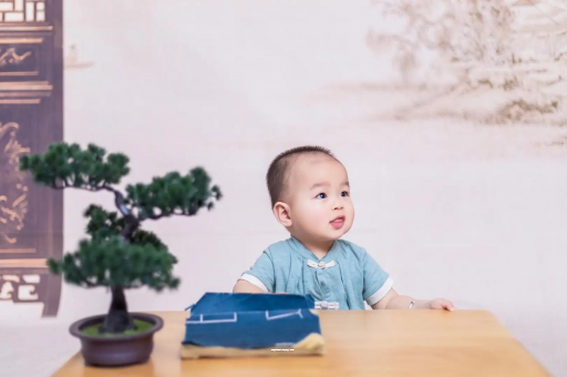 余江怀孕肚子中间凹两边凸